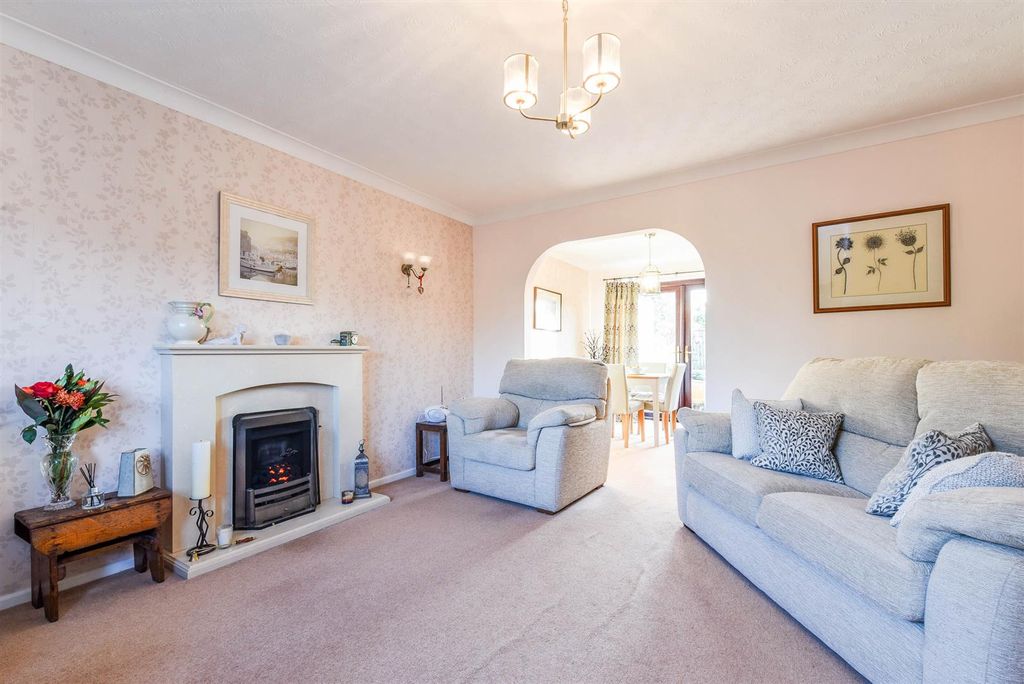 Property photo 2 of 19 Lounge