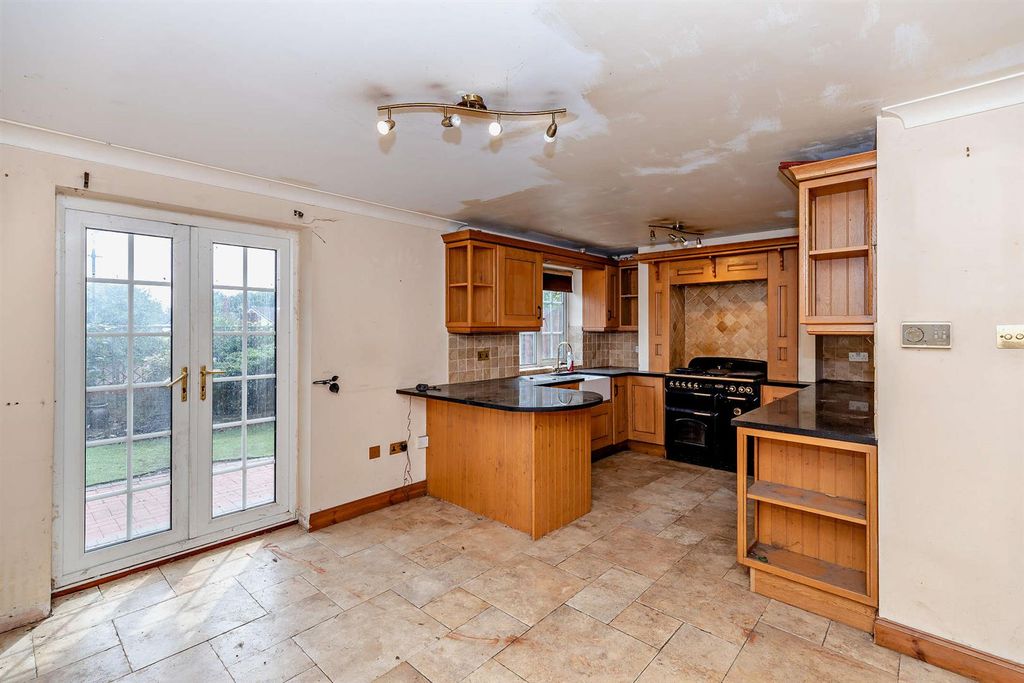 Property photo 2 of 18 8659845-Interior01-800.Jpg
