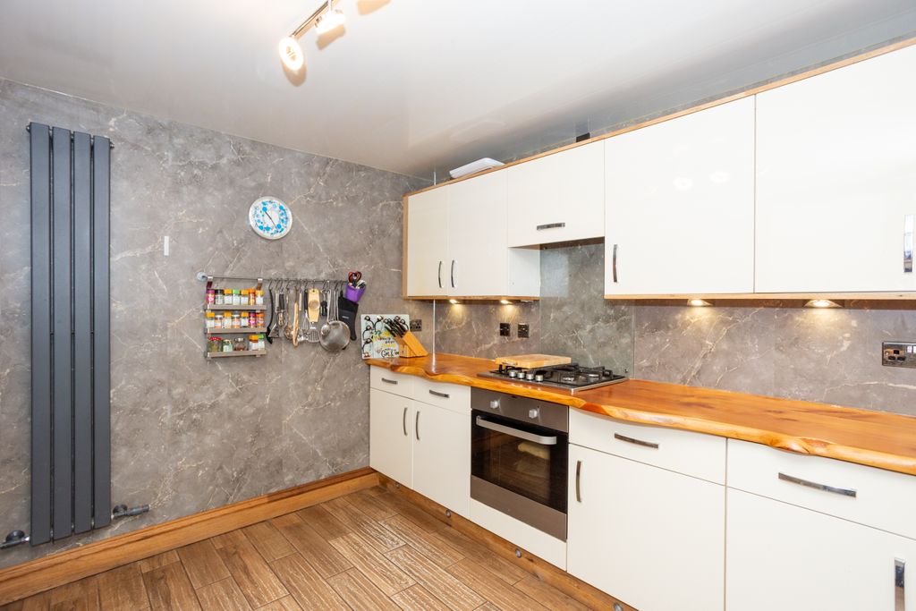 Property photo 3 of 34 Kitchen