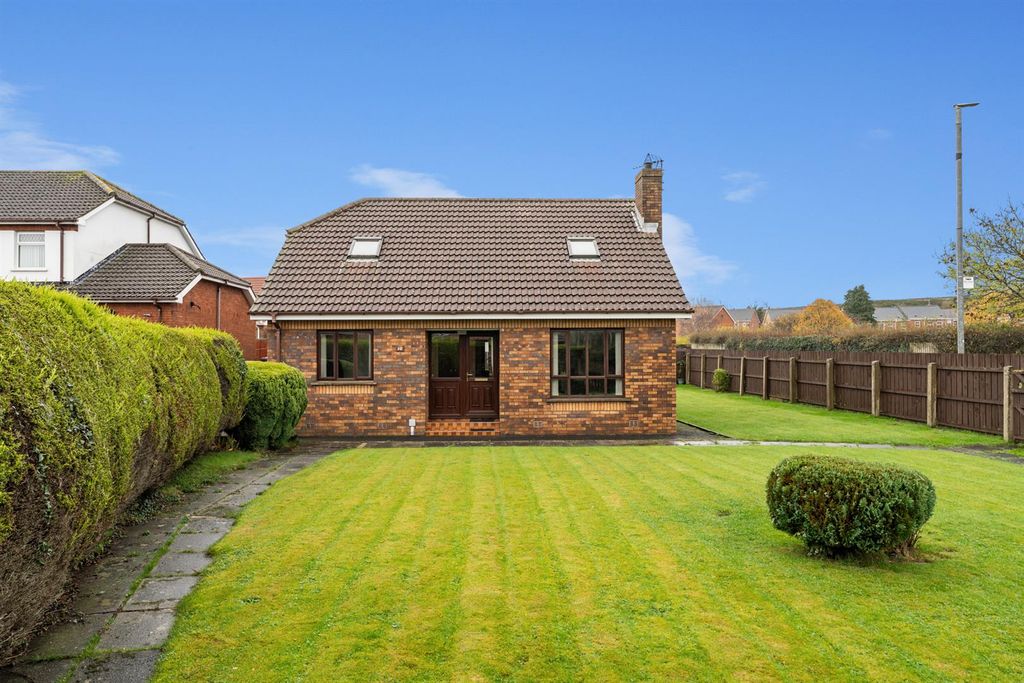 Property photo 1 of 22 10 Oakland Grove 18.Jpg