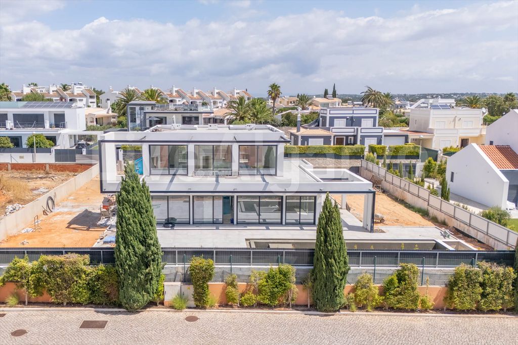 Property photo 1 of 18 Luxury | New Modern T4 Villa At Mato Serrão For Sale In Carvoeiro – Lagoa