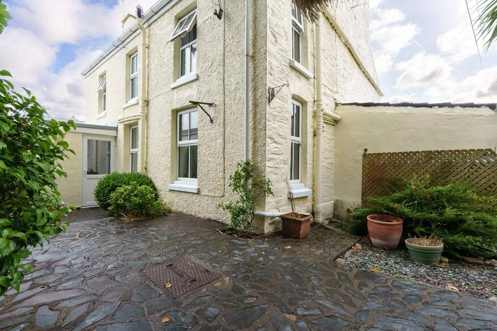 Property photo 3 of 27