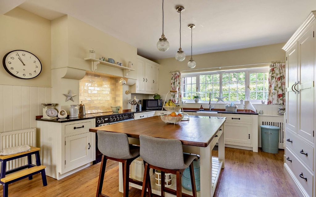 Property photo 3 of 19 Kitchen