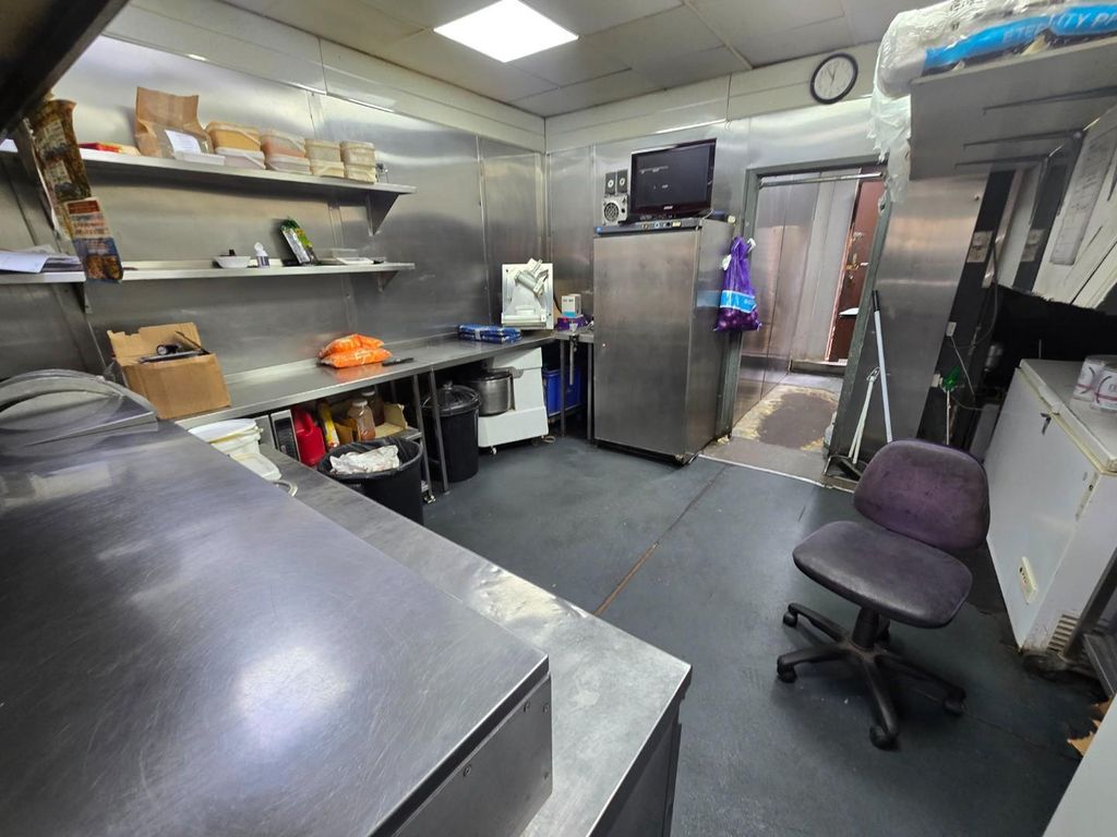 Property photo 2 of 8 Shop Area