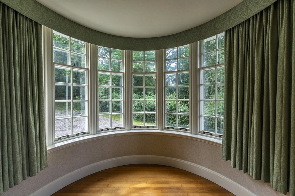 Property photo 3 of 15 Curved Bay Window