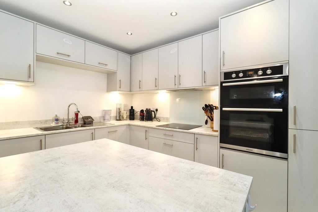 Property photo 3 of 23