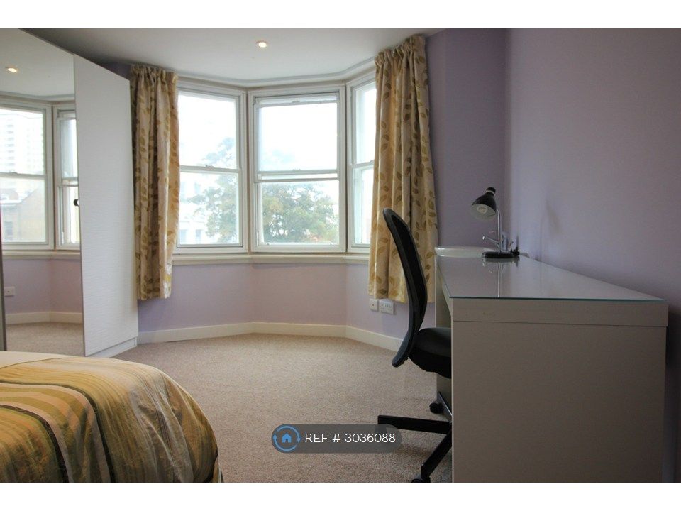 Property photo 3 of 9 Room6
