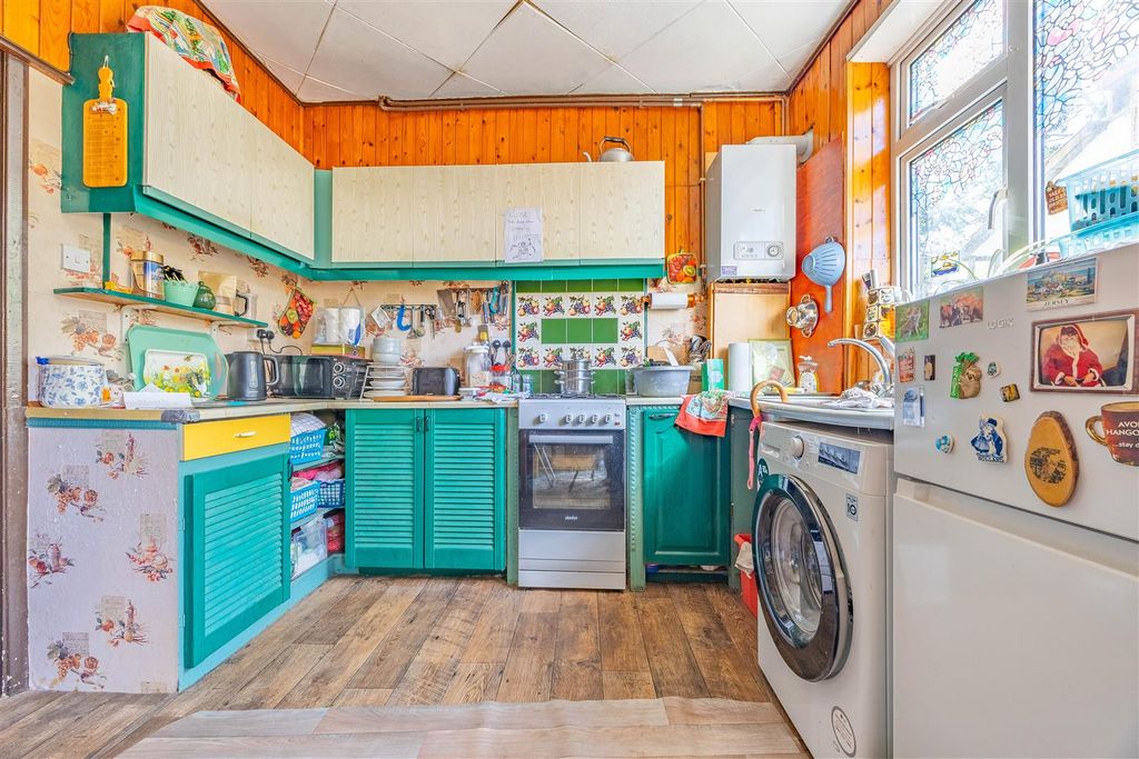 Property photo 2 of 25 Kitchen