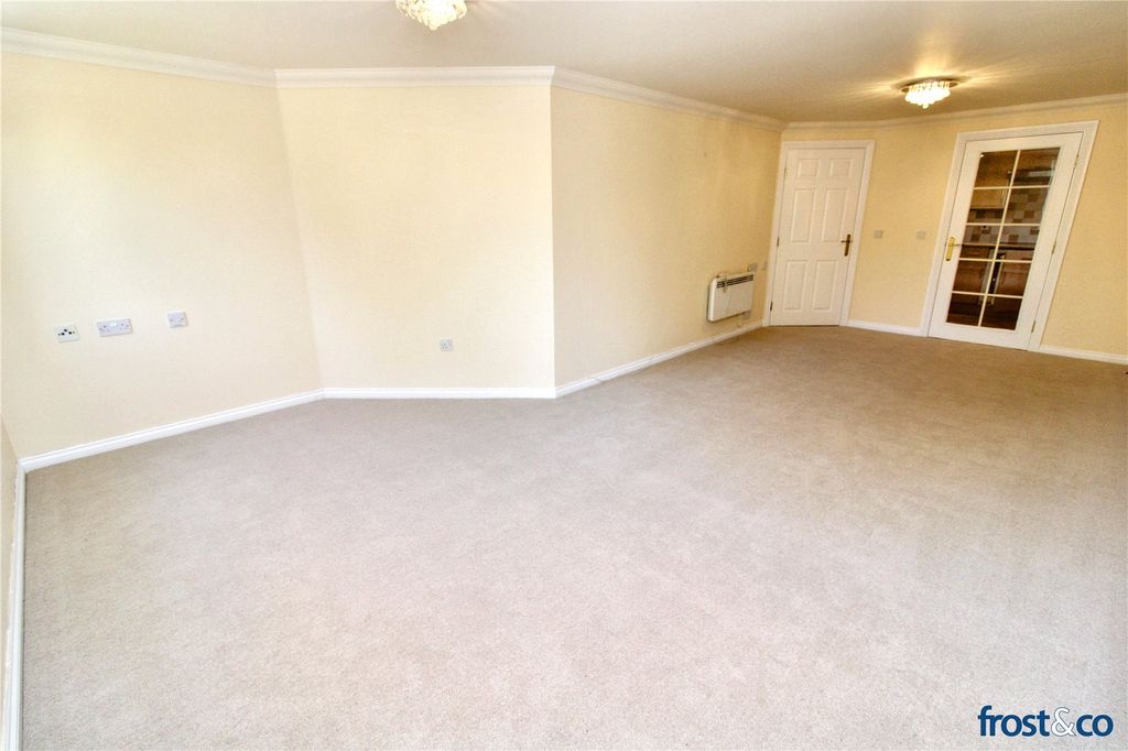 Property photo 3 of 16 Livng Room