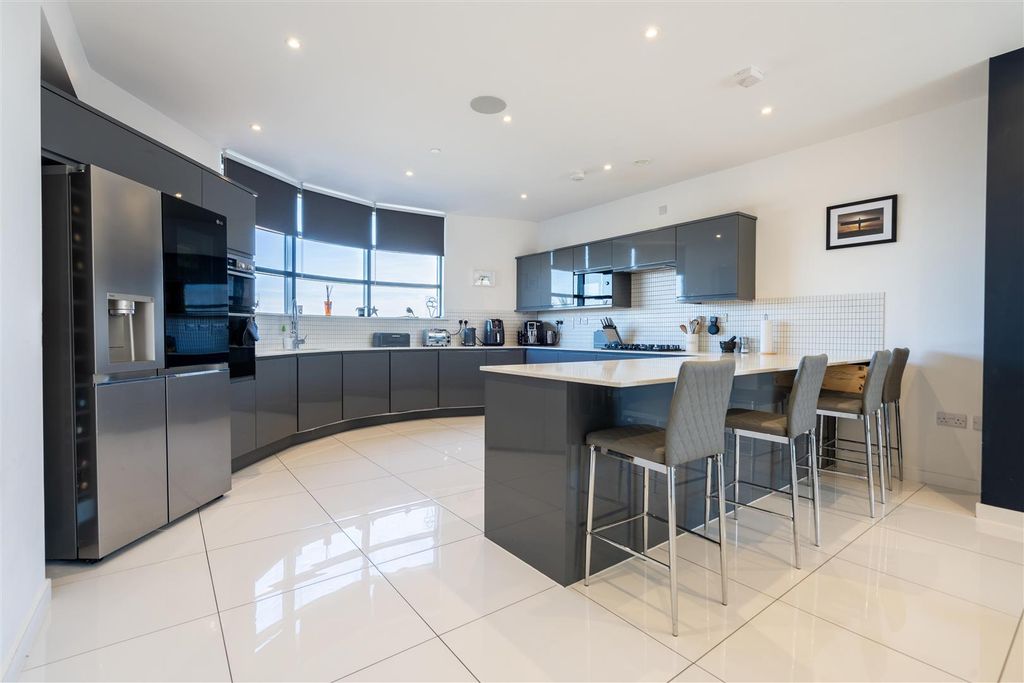 Property photo 3 of 10 Kitchen / Dining Room