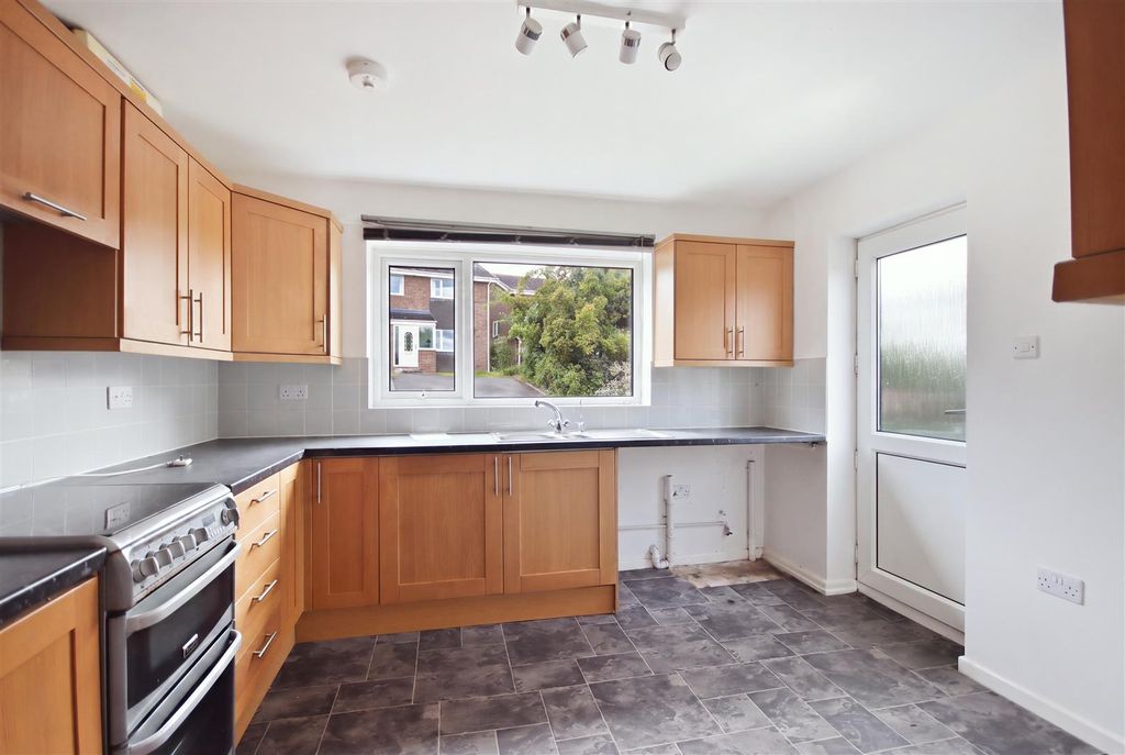 Property photo 3 of 19 Kitchen