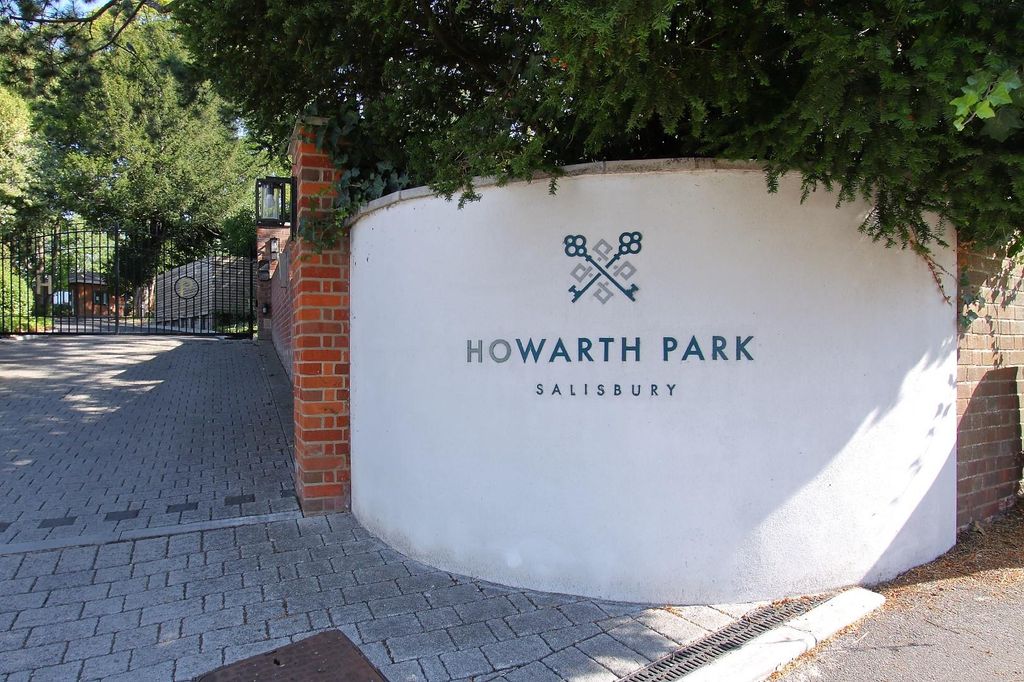 Property photo 1 of 23 14 Howarth Park Ph5.Jpg