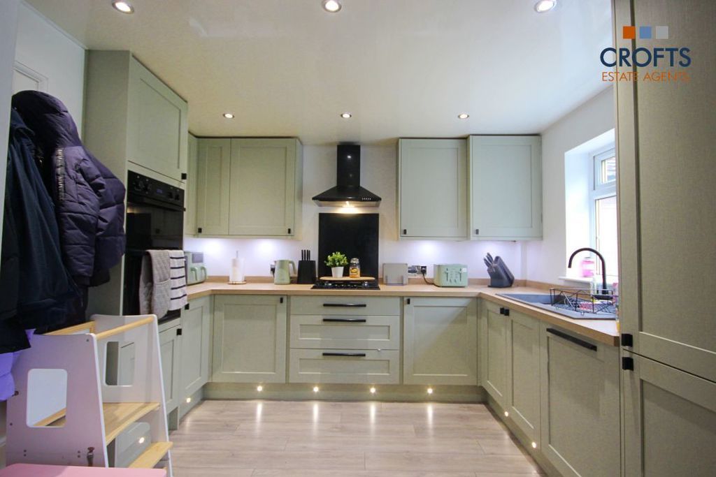 Property photo 3 of 16 Kitchen