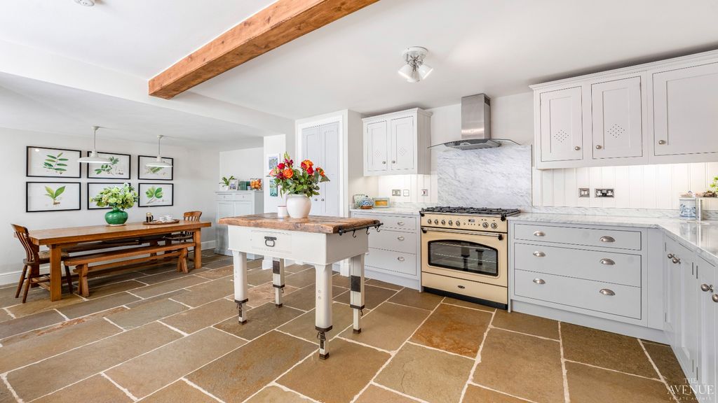 Property photo 2 of 40 4331555