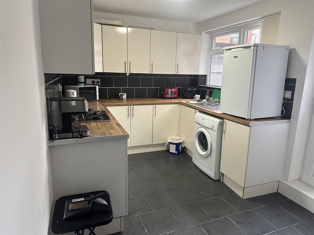 Property photo 2 of 6 Kitchen..Jpg