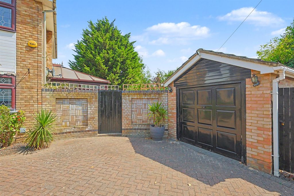 Property photo 2 of 28