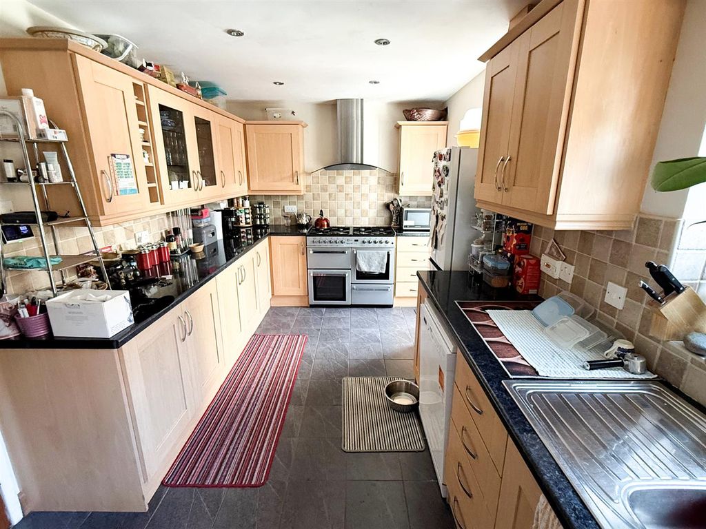 Property photo 2 of 10 Kitchen
