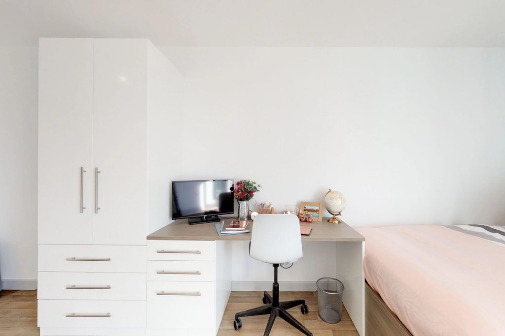 Property photo 3 of 20 1.10.3.6.4-Studio-714-The-Bridge-Nido-09042018_235822-Scaled-1.Jpg