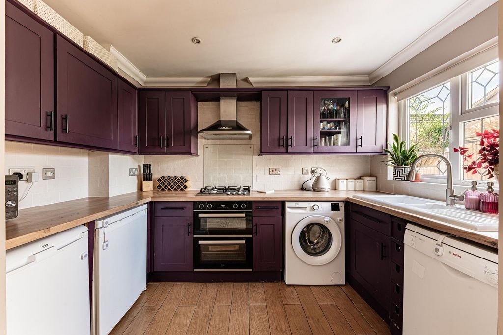 Property photo 3 of 18 Kitchen (1)