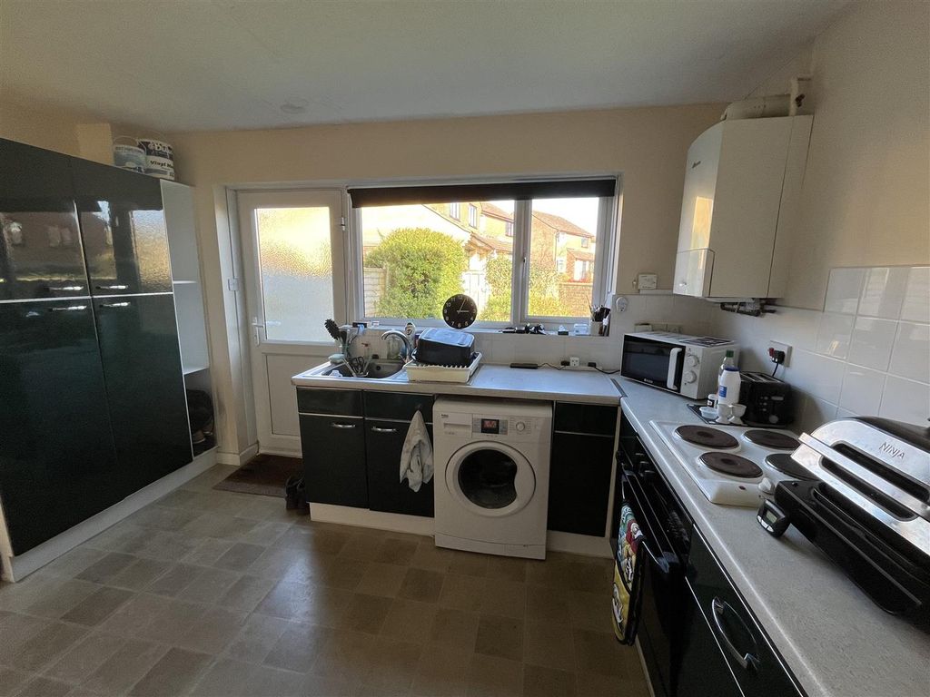 Property photo 3 of 10 Kitchen