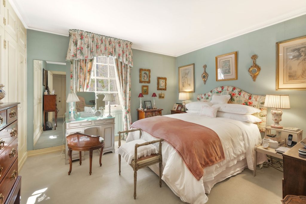Property photo 3 of 10 Cadogan Lane