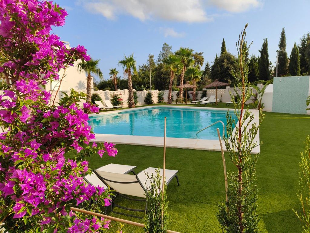 Property photo 2 of 31