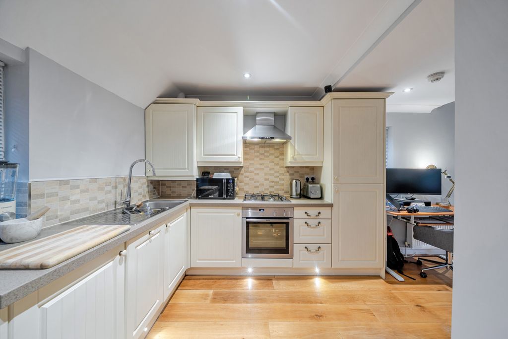 Property photo 3 of 13 1401388-13-697108...