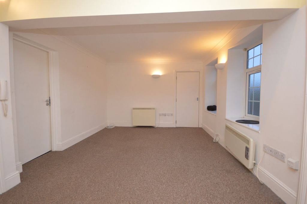 Property photo 3 of 6 Living Room