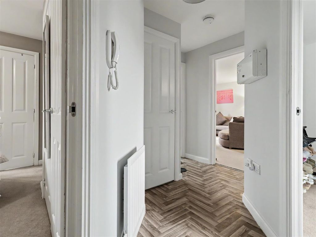 Property photo 2 of 10 Hallway