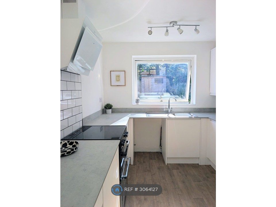 Property photo 2 of 14 Modern Kitchen