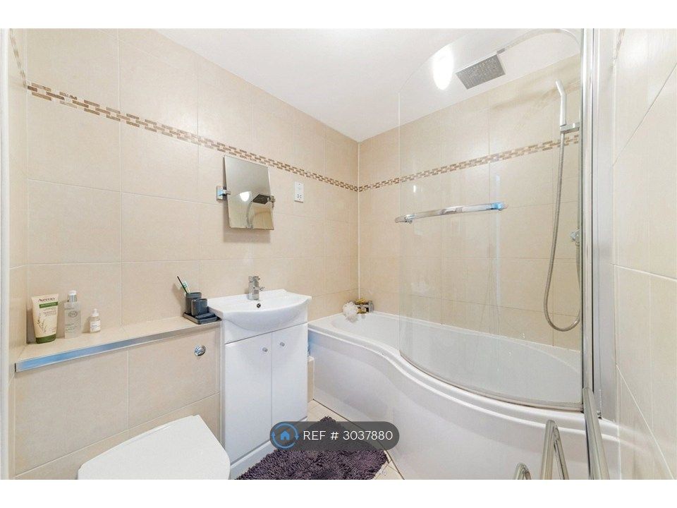 Property photo 3 of 9 Bathroom