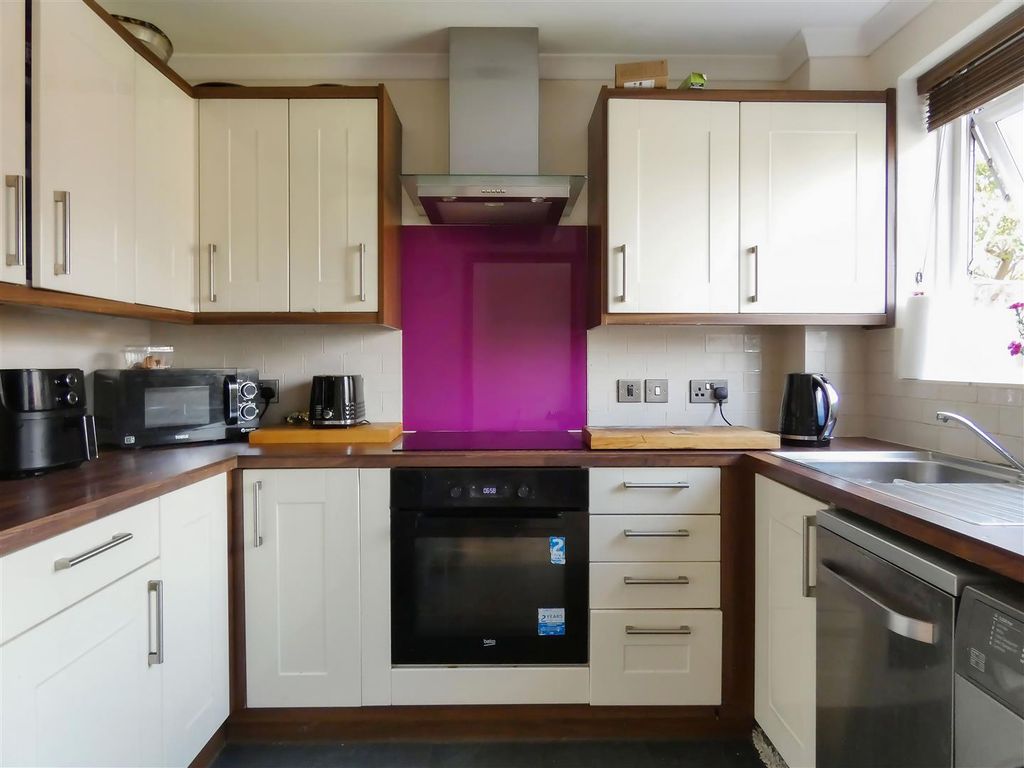 Property photo 3 of 11 Kitchen