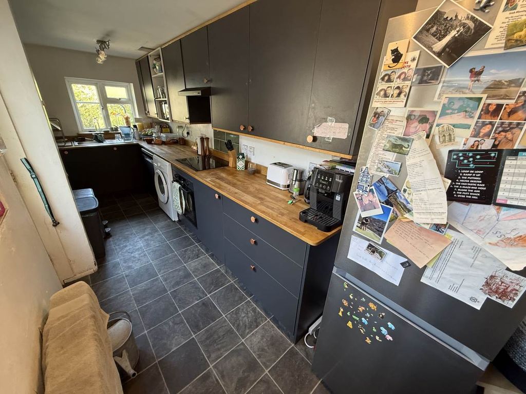 Property photo 3 of 18 Kitchen