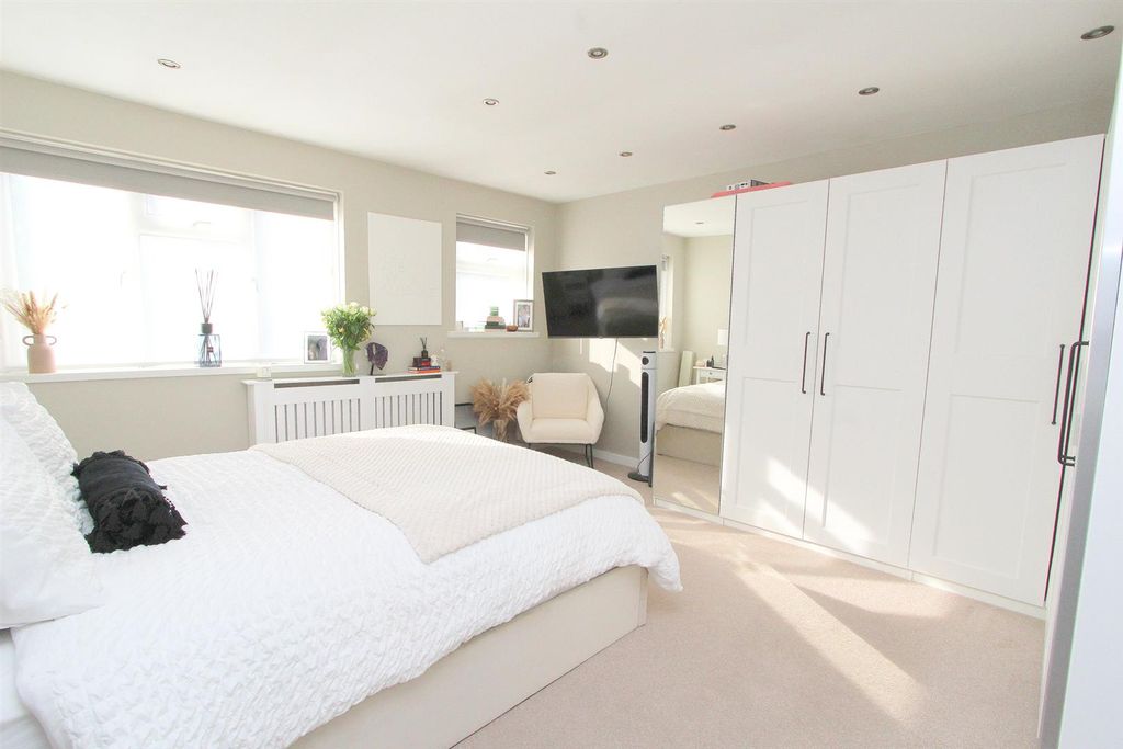 Property photo 2 of 13 Lounge.Jpg