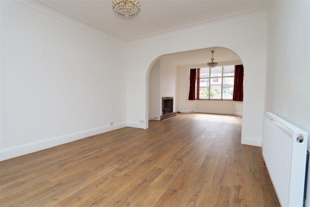 Property photo 2 of 15 Through Lounge