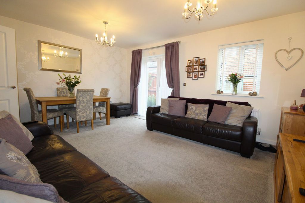 Property photo 3 of 15 Lounge