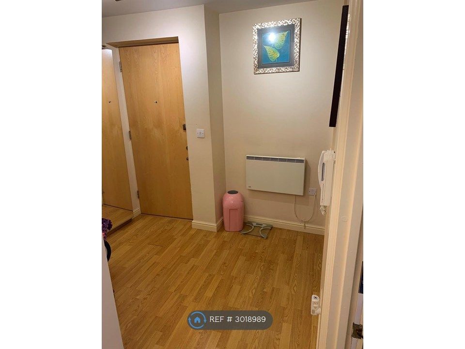 Property photo 3 of 11 Hallway