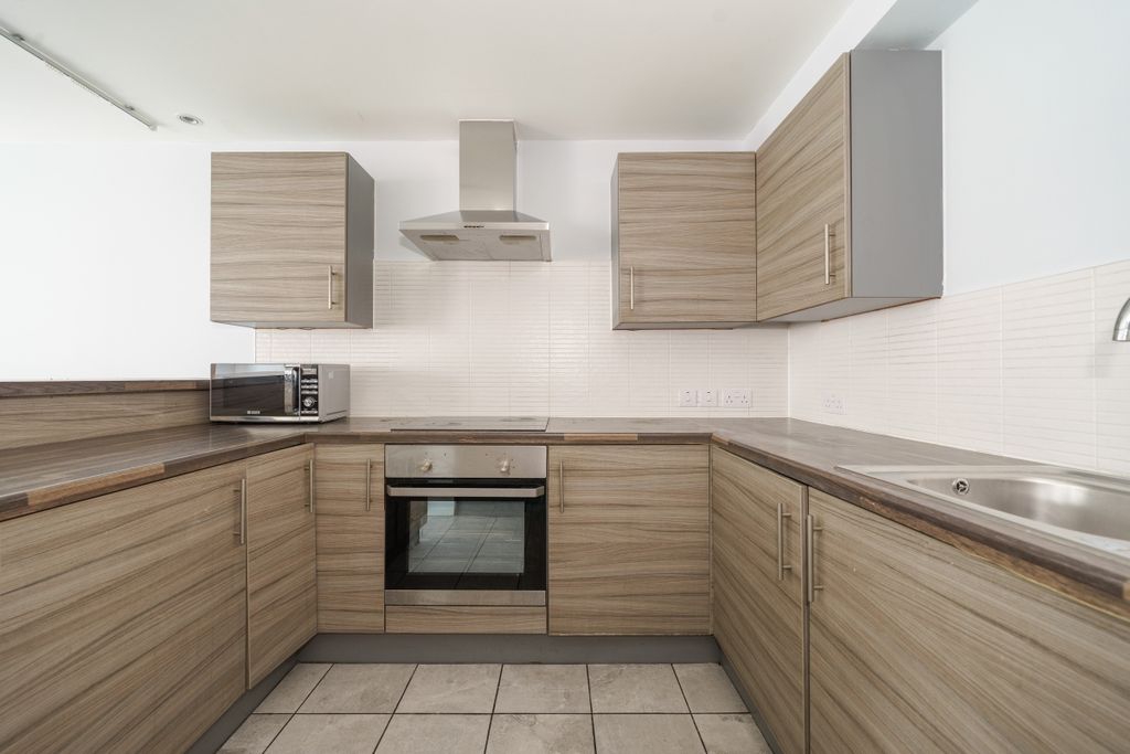 Property photo 2 of 17 3_6_Lakeside_Way_...