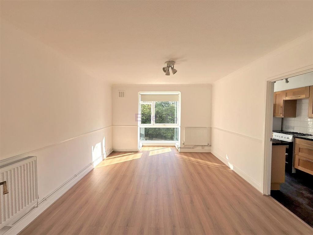 Property photo 3 of 12 Lounge