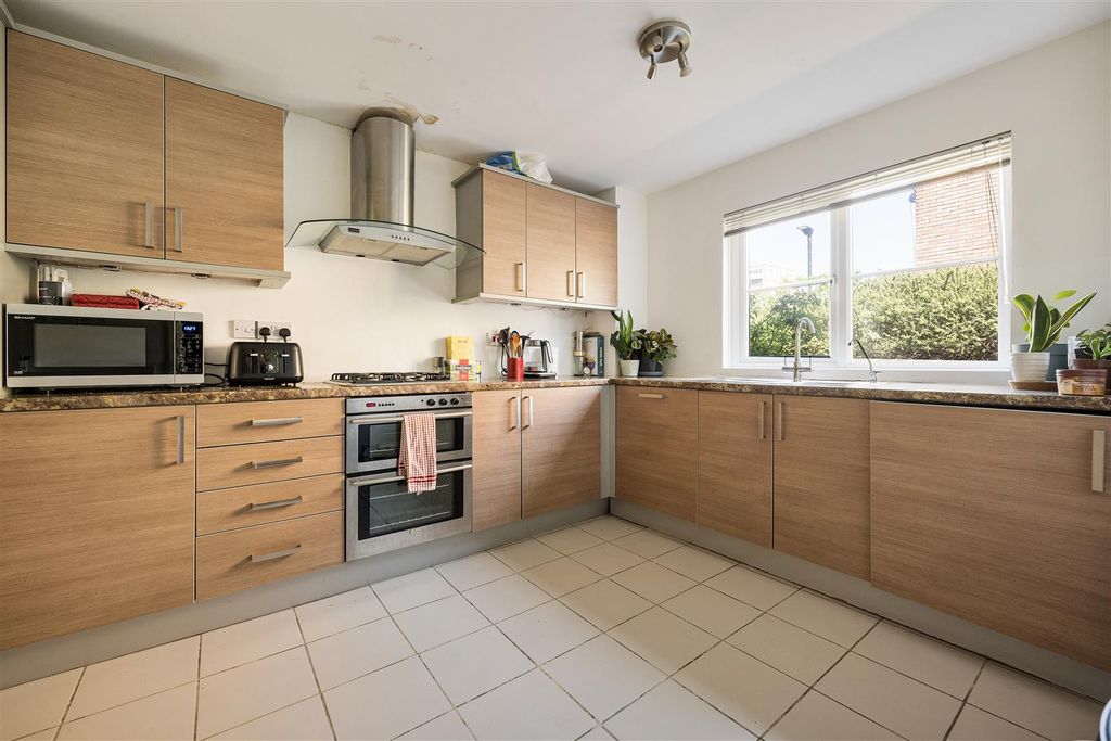 Property photo 3 of 22 Rectory Square, E1