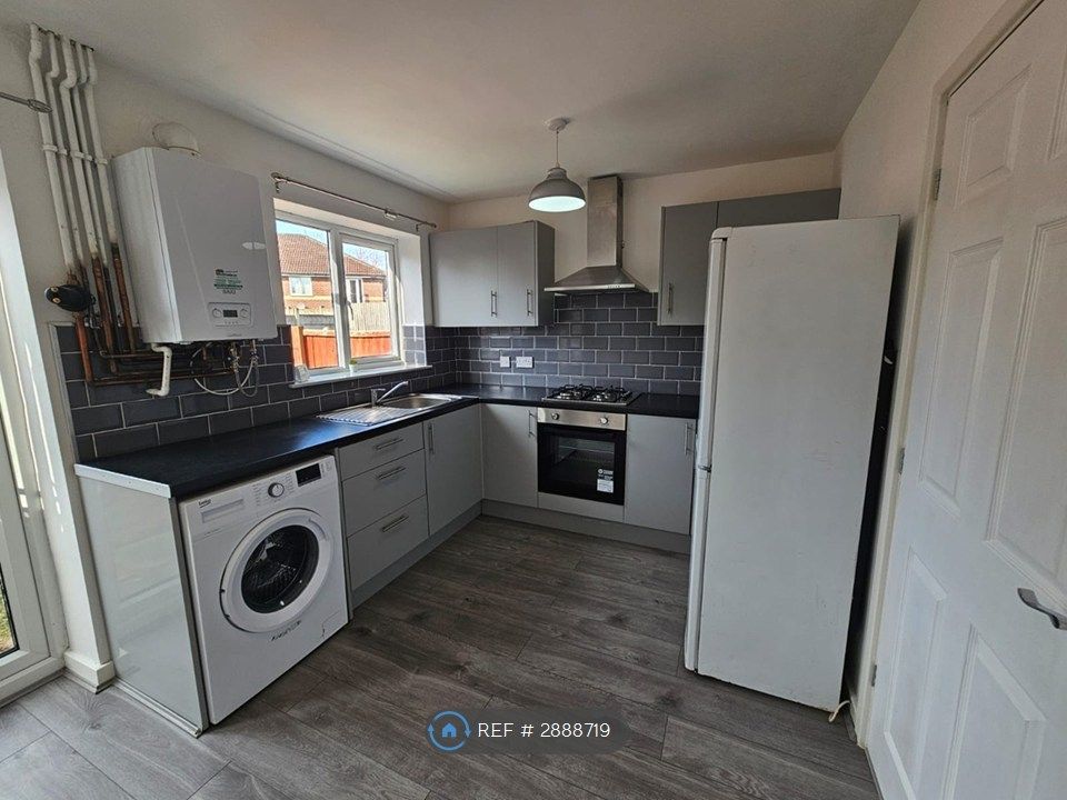 Property photo 3 of 12 Kitchen