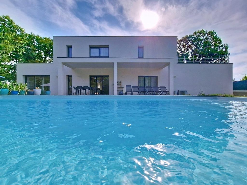 Property photo 1 of 12 Contemporary Property With Swimming Pool – 4 Suites