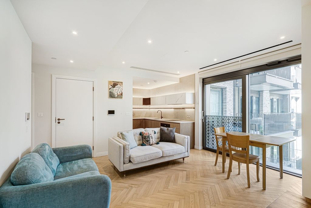 Property photo 1 of 14 18 Hampton House ...