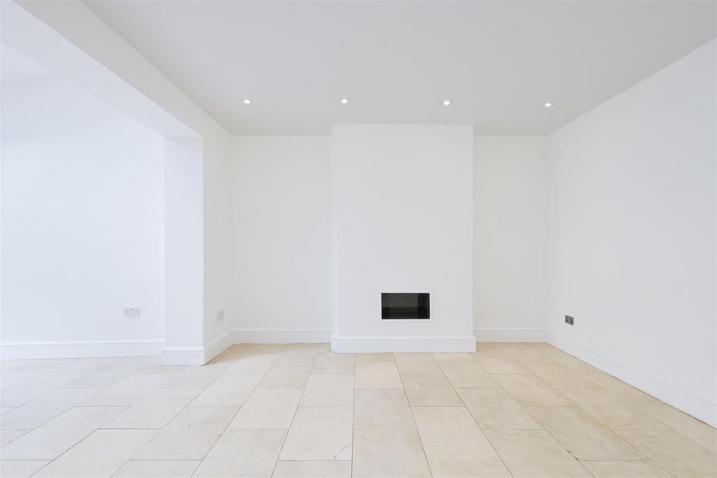 Property photo 3 of 24 Ashcombe Road, 14- (3).Jpg