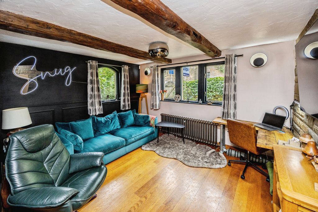 Property photo 3 of 19 Snug
