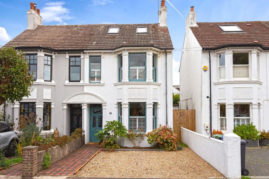 Property photo 1 of 40 Rosslyn Rd_41.Jpg