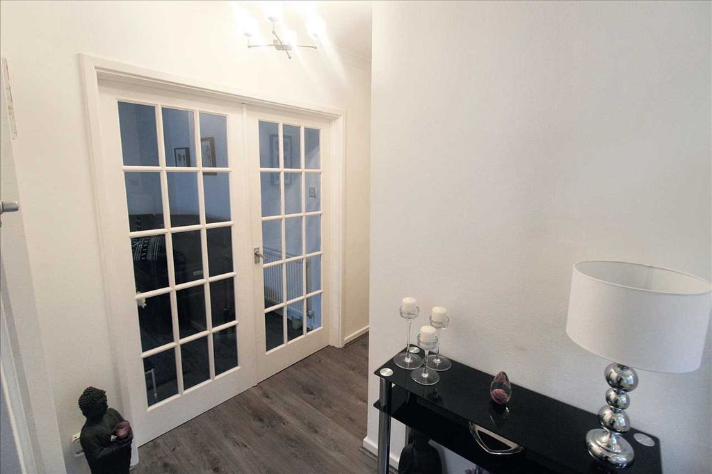Property photo 2 of 27 Entrance Hall