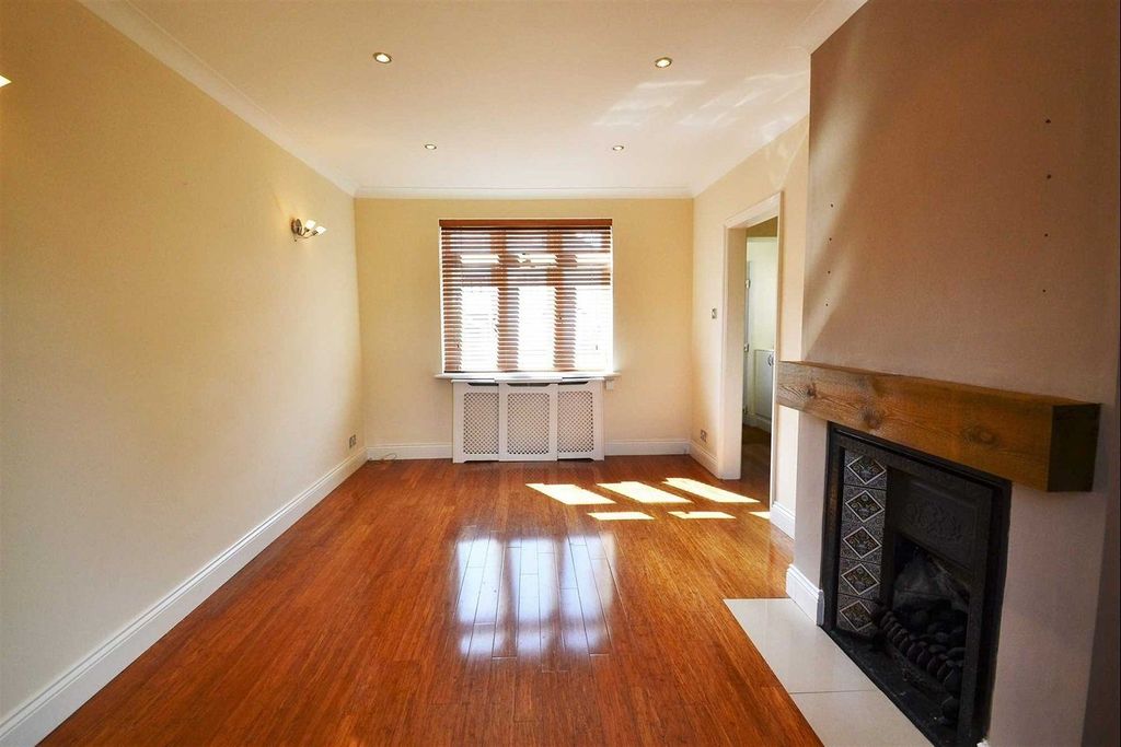 Property photo 1 of 20 Three Bedroom House