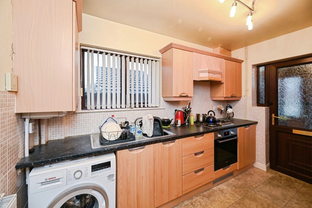 Property photo 2 of 11 Kitchen