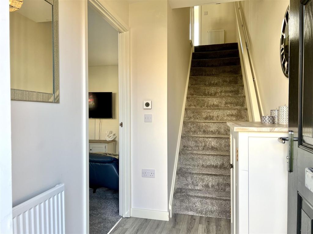 Property photo 2 of 27 Elm Park, Hill Of Beath